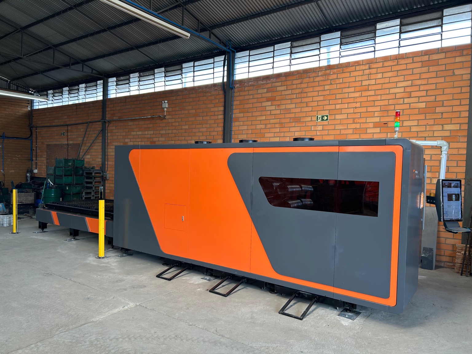 Máquina TAVI de corte a laser instalada em ambiente industrial